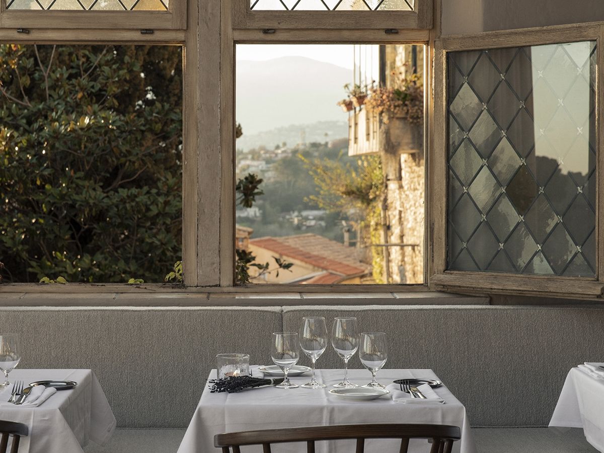 Bistronomic restaurant offering a panoramic view on the Mediterranean sea.