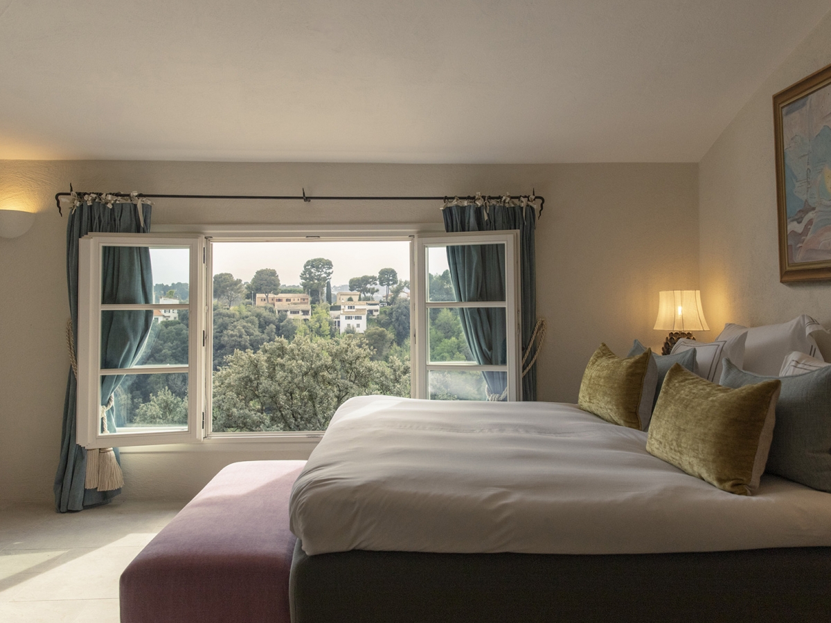 Junior suite with a terrace and view on the mediterranean sea.